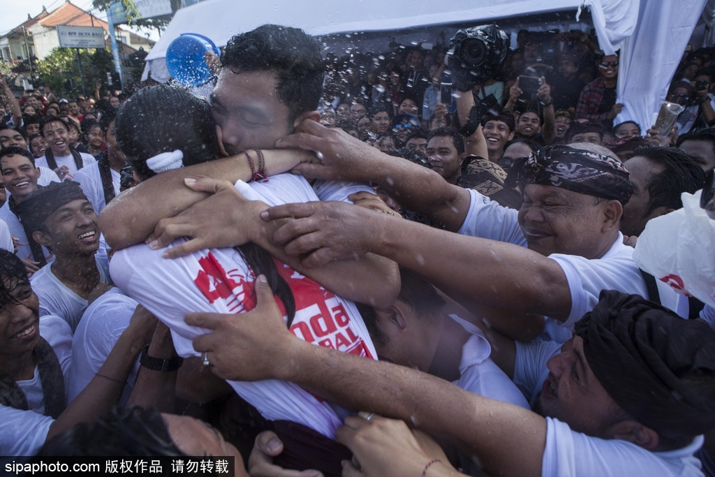 印尼巴厘島迎來傳統接吻節