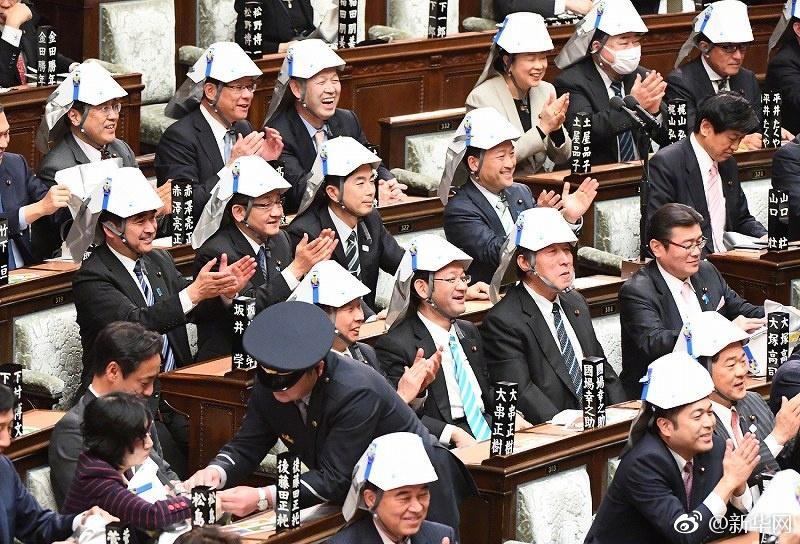 日本高官集體戴頭盔開會 原來是地震演練