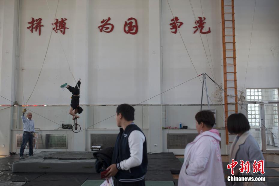 北京民眾探訪中國雜技團 體驗雜技奧秘