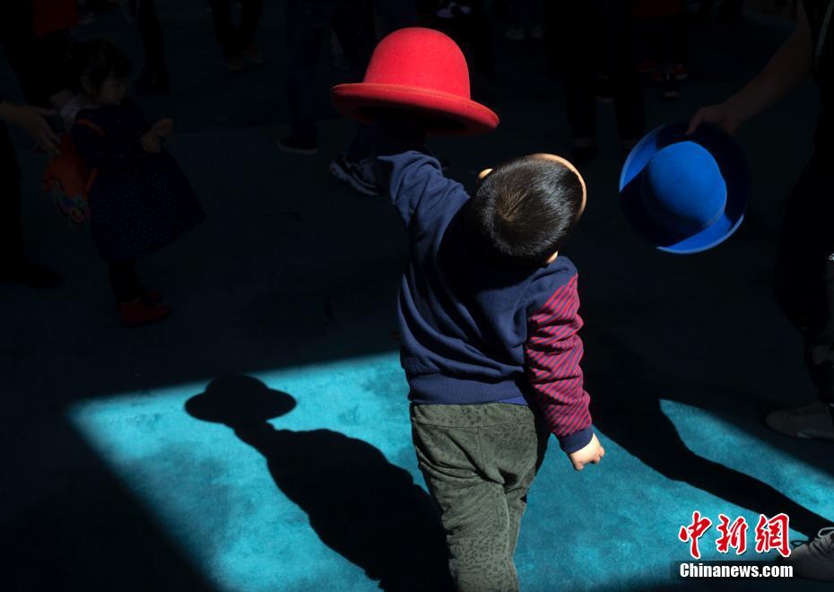 北京民眾探訪中國(guó)雜技團(tuán) 體驗(yàn)雜技奧秘