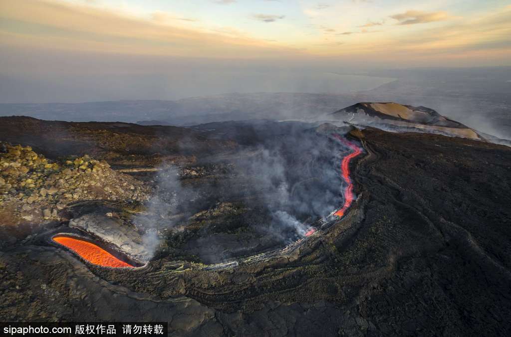 意大利埃特納火山爆發 巖漿流淌似“火河”