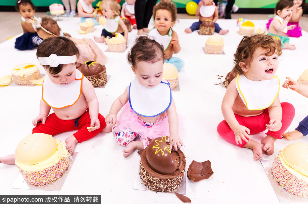 英國(guó)一超市舉行“砸蛋糕派對(duì)” 熊孩子們放飛自我開(kāi)砸慶生