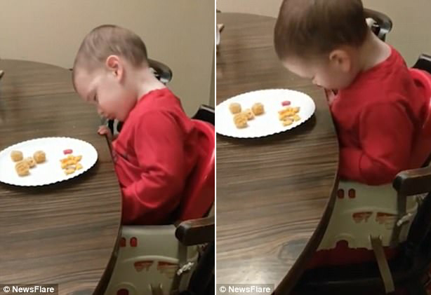 困到無法呼吸！2歲男孩這樣吃晚餐