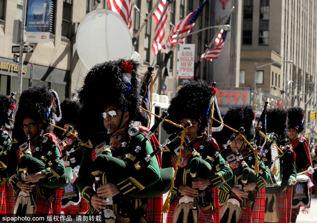 千名蘇格蘭人“占領”紐約街頭 美國格紋日大游行