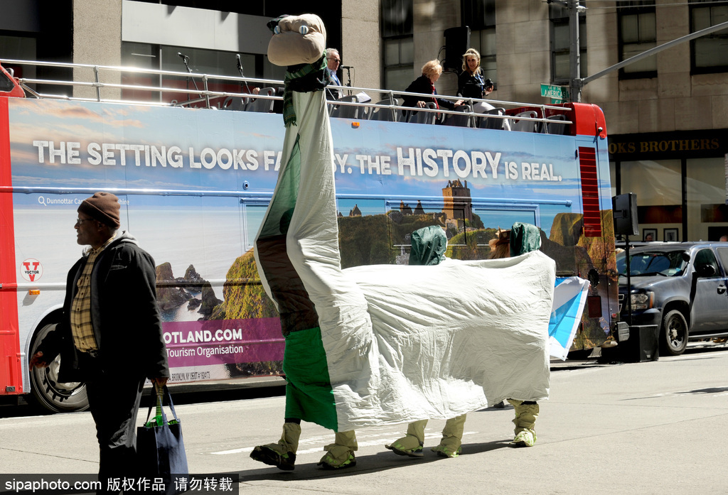 千名蘇格蘭人“占領(lǐng)”紐約街頭 美國格紋日大游行