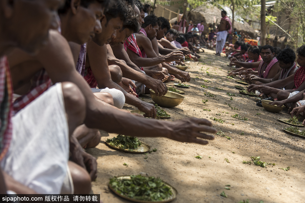 印度恐怖習俗！賈函節印度教徒墳墓掘頭骨攜帶游行