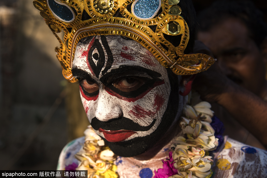 印度恐怖習(xí)俗！賈函節(jié)印度教徒墳?zāi)咕蝾^骨攜帶游行