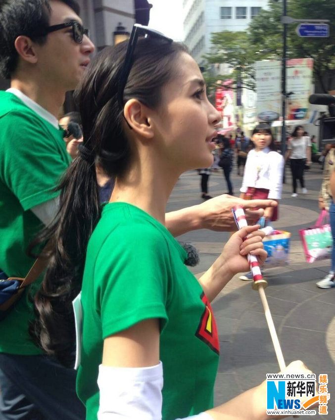 路人拍攝Angelababy跑男路透照 網友留言高糊也可愛