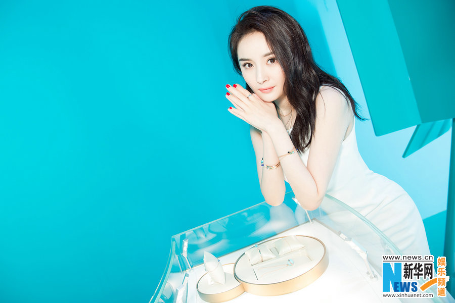 楊冪簡約白裙盡展摩登女性百變姿態