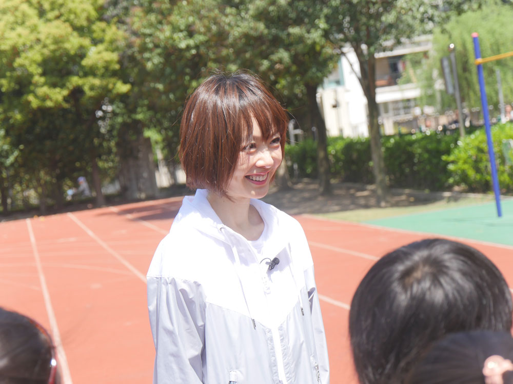 魯豫重返小學(xué)校園變孩子王 小女生情懷寫(xiě)在臉上