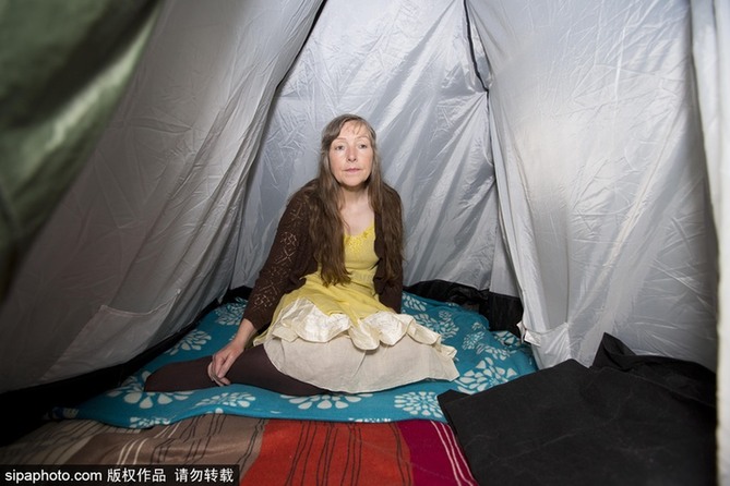 英國(guó)一女子對(duì)電磁波過(guò)敏 每日18小時(shí)躲防護(hù)罩中