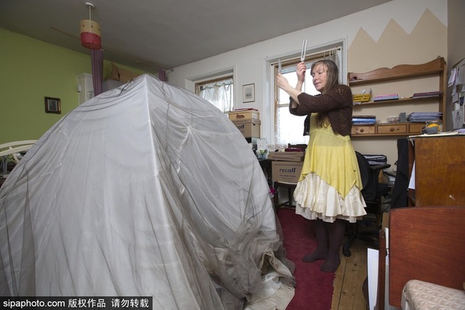 英國一女子對電磁波過敏 每日18小時躲防護(hù)罩中