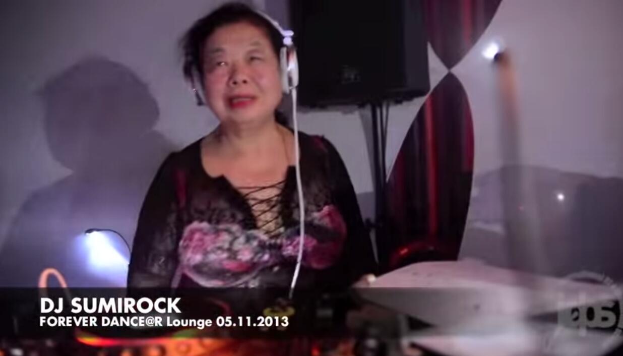 82歲奶奶蹦迪打碟 70歲開始學(xué)習(xí)打碟實現(xiàn)童年夢想