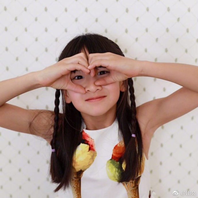 田亮微博曬女兒慶生照片 氧氣少女“森碟”九歲啦！