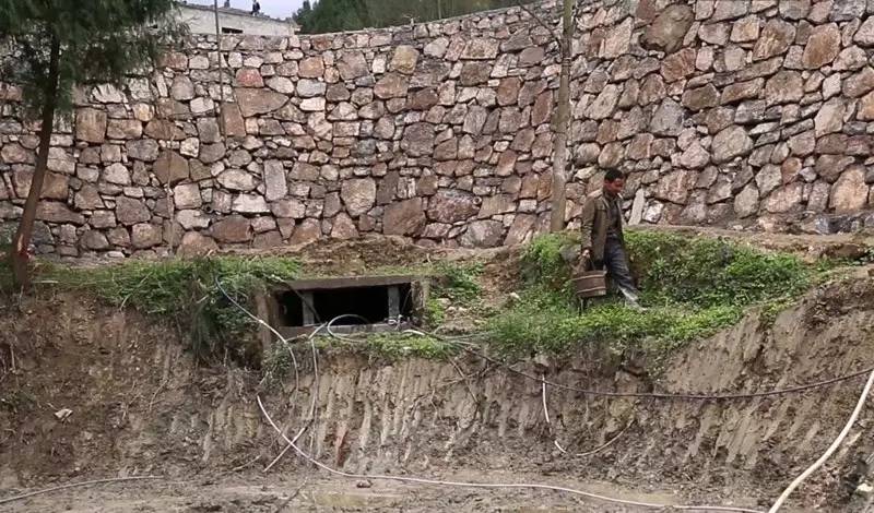 解碼中國丨這位當代“愚公”在懸崖峭壁上鑿出7千米水渠,現實比神話傳說更震撼!