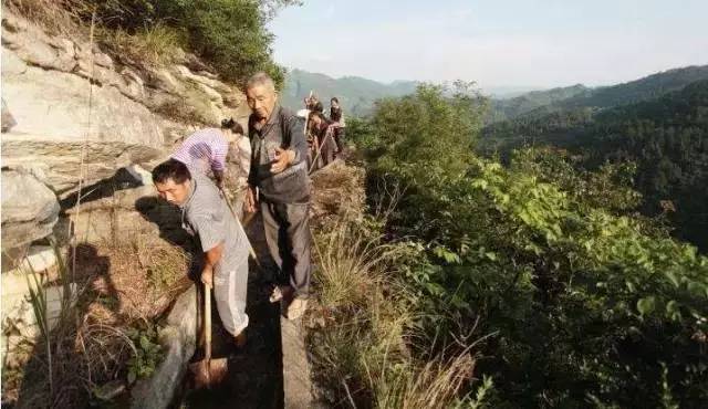 解碼中國丨這位當代“愚公”在懸崖峭壁上鑿出7千米水渠,現實比神話傳說更震撼!