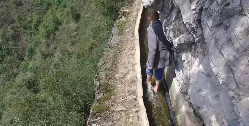 解碼中國丨這位當代“愚公”在懸崖峭壁上鑿出7千米水渠,現實比神話傳說更震撼!