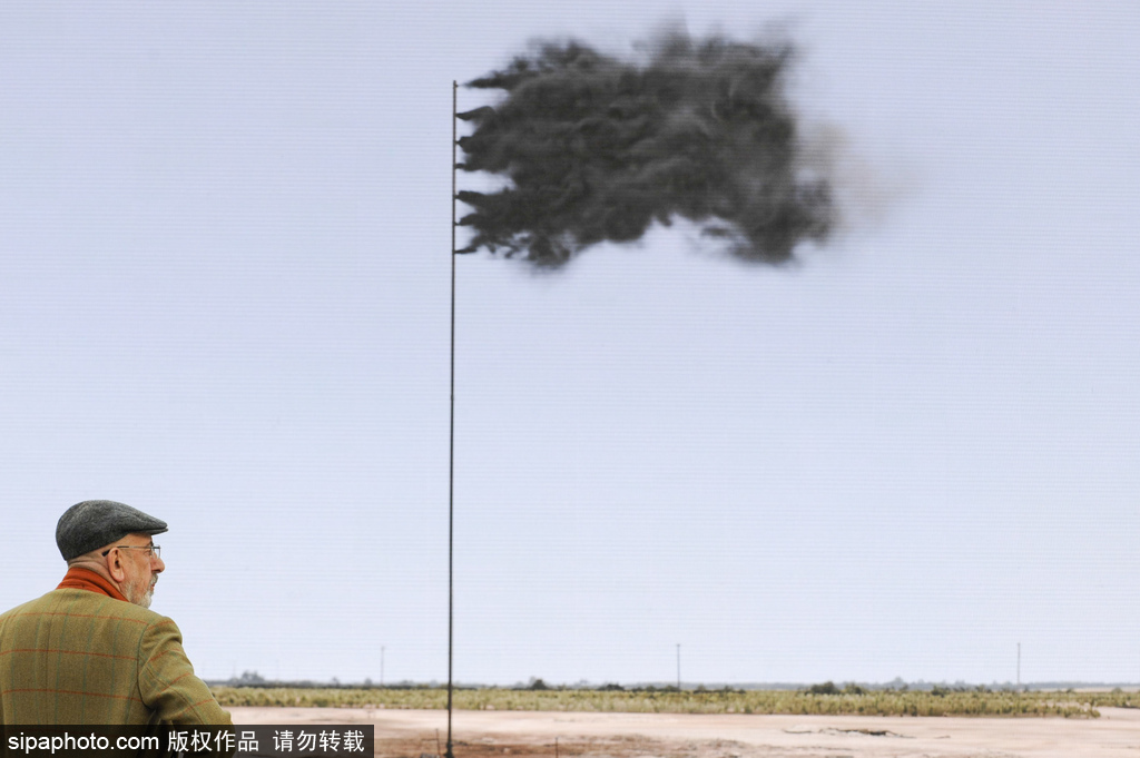 藝術與編程世界的交融 藝術家倫敦制造“冒煙”旗幟虛擬影像