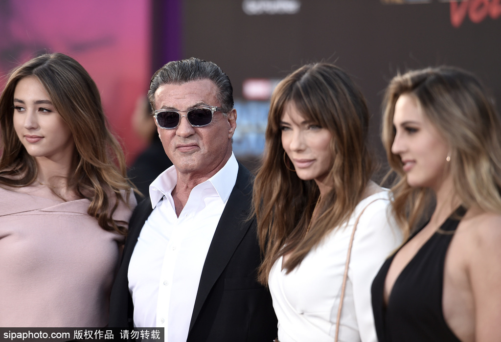 國民岳父！史泰龍攜家人出席電影首映 幸福滿滿女兒養眼