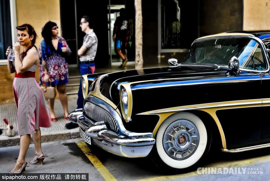 歡迎來到六十年代的歐洲 西班牙小鎮(zhèn)舉辦復(fù)古大派對