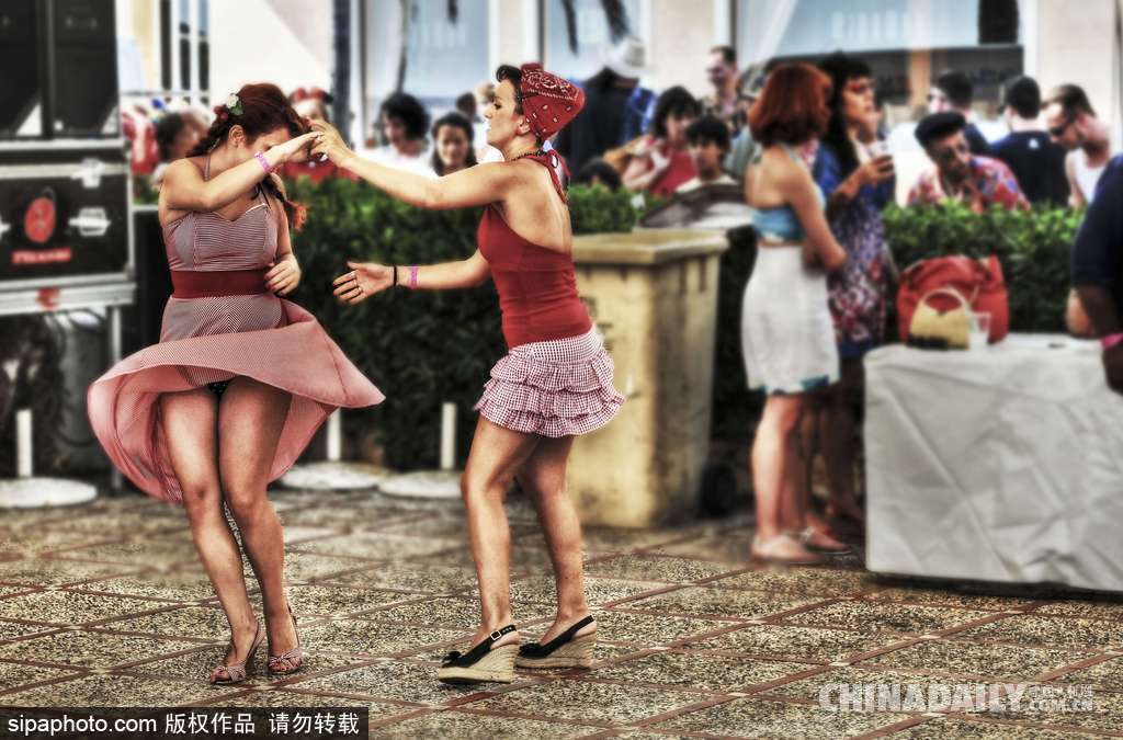 歡迎來到六十年代的歐洲 西班牙小鎮舉辦復古大派對