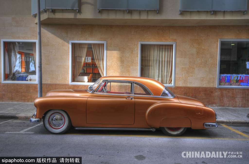 歡迎來到六十年代的歐洲 西班牙小鎮舉辦復古大派對