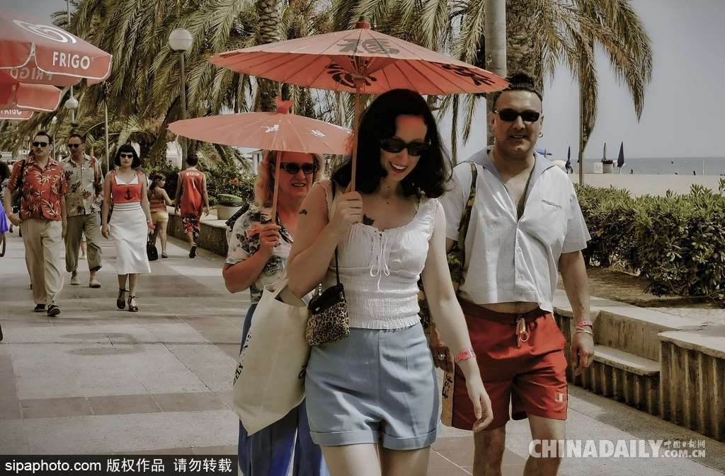 歡迎來到六十年代的歐洲 西班牙小鎮舉辦復古大派對