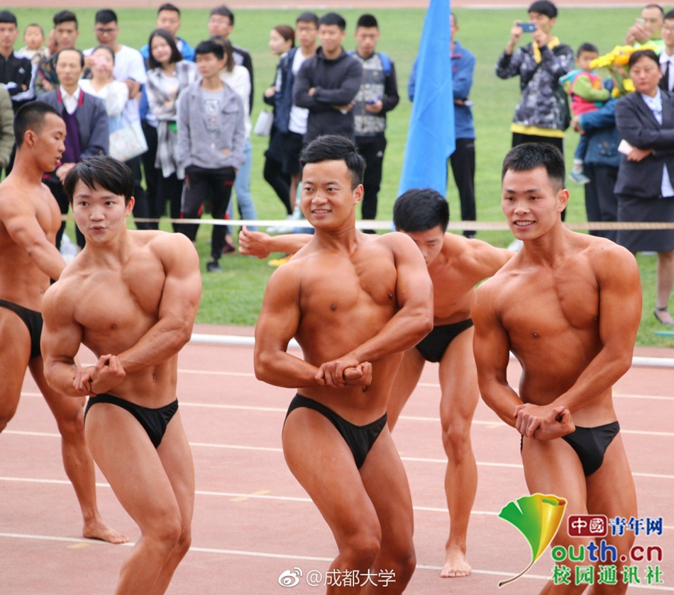 好害羞！成都大學運動會現“男子健身隊”引全場歡呼