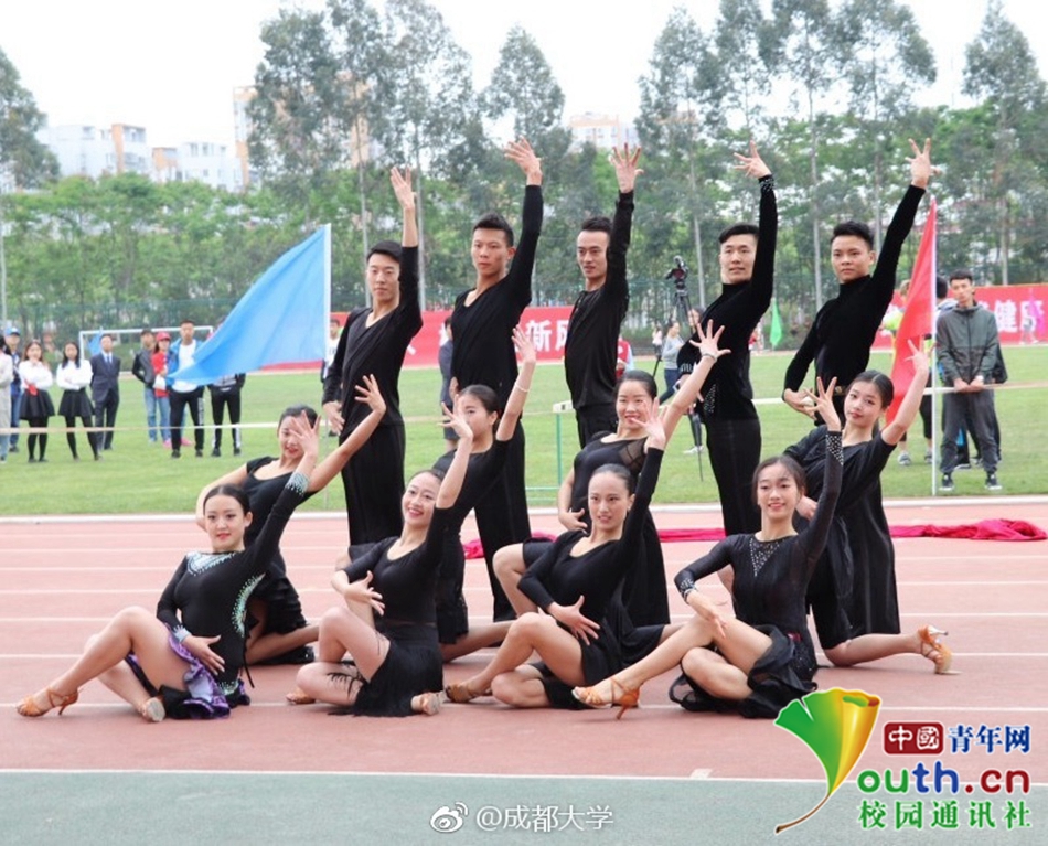 好害羞！成都大學(xué)運(yùn)動(dòng)會(huì)現(xiàn)“男子健身隊(duì)”引全場(chǎng)歡呼