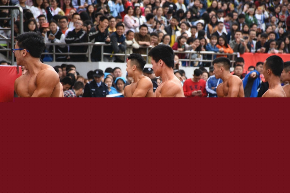 好害羞！成都大學運動會現“男子健身隊”引全場歡呼