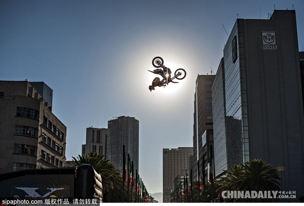 原來(lái)可以這么玩！盤點(diǎn)全球各地運(yùn)動(dòng)牛人挑戰(zhàn)極限的高能瞬間