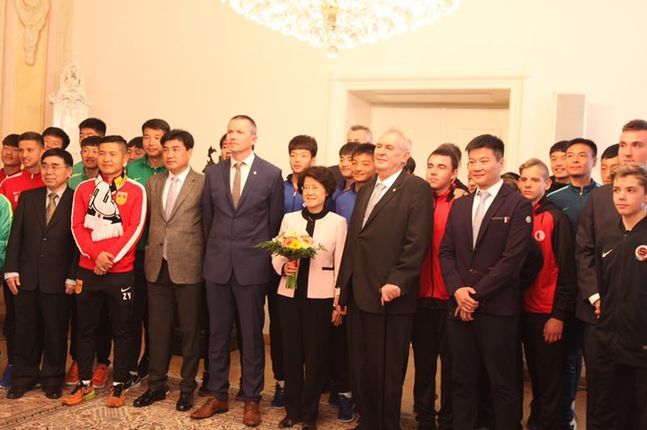 捷克總統接見中捷青少年足球球員