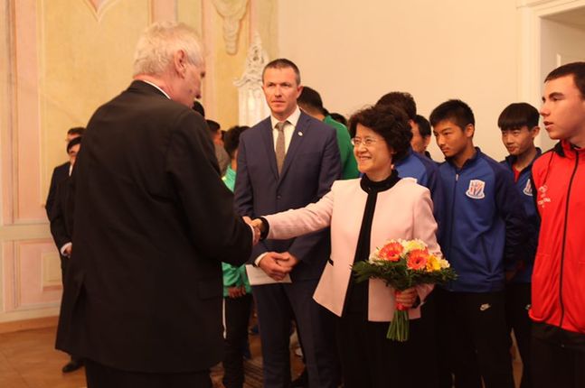 捷克總統接見中捷青少年足球球員