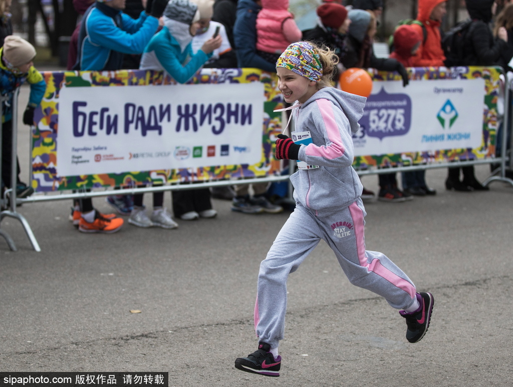 莫斯科舉行休閑慈善跑 男女老少齊上陣享受健康生活