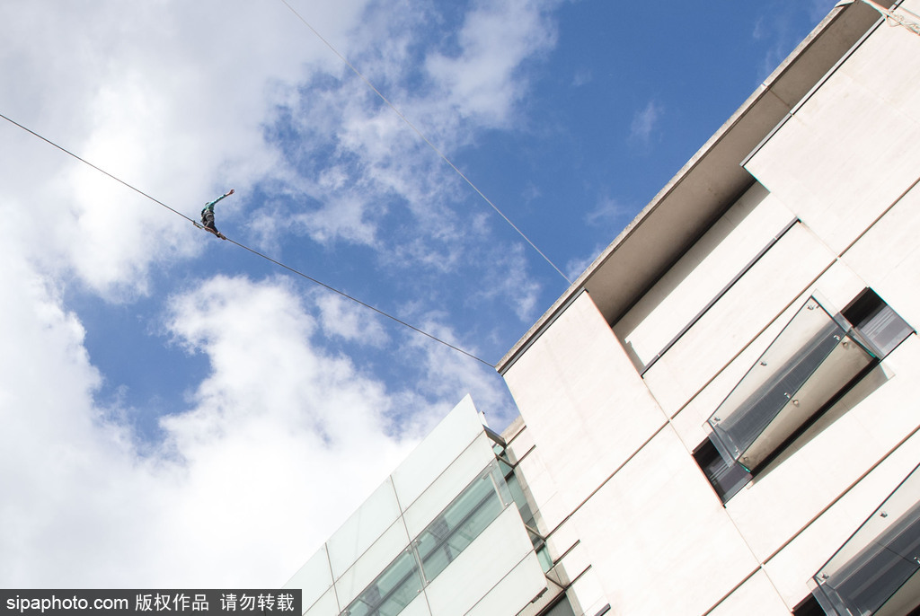 英國(guó)男子BBC大樓上演驚險(xiǎn)一幕 赤腳高空走鋼絲