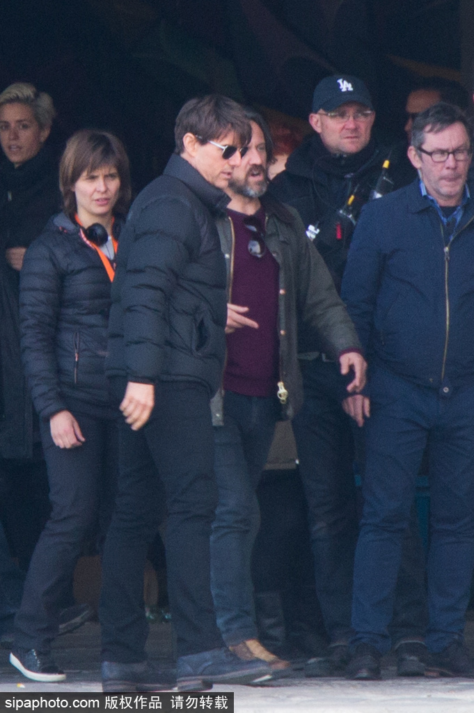 “阿湯哥”帥氣現(xiàn)身《碟中諜6》片場與員工有說有笑