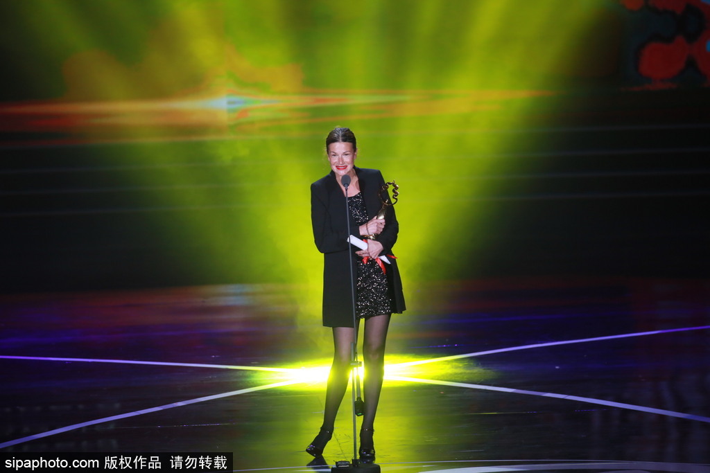 第七屆北京電影節(jié)：95歲秦怡坐輪椅現(xiàn)身閉幕式 林志玲與讓·雷諾俏皮頒獎