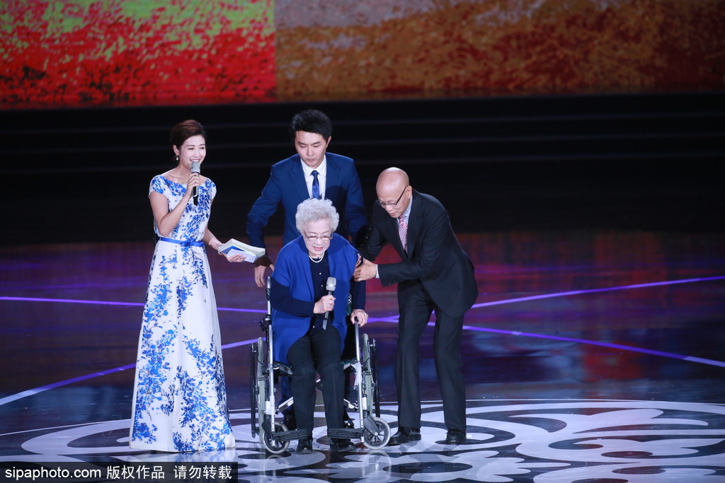 第七屆北京電影節：95歲秦怡坐輪椅現身閉幕式 林志玲與讓·雷諾俏皮頒獎