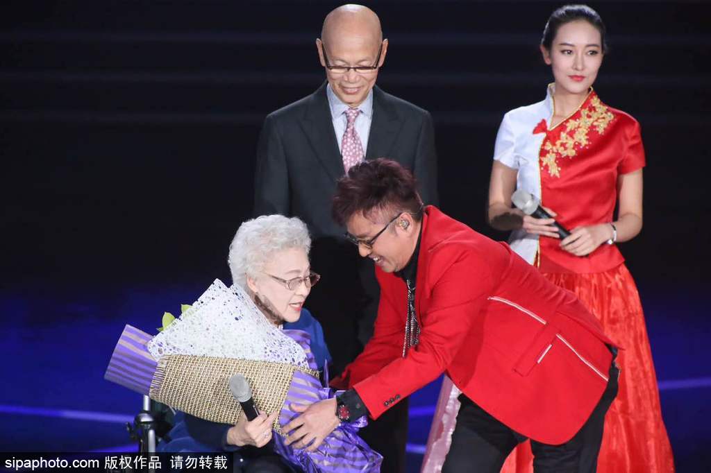 第七屆北京電影節：95歲秦怡坐輪椅現身閉幕式 林志玲與讓·雷諾俏皮頒獎