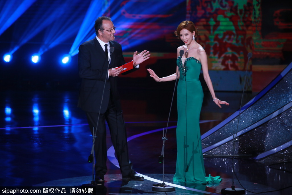 第七屆北京電影節(jié)：95歲秦怡坐輪椅現(xiàn)身閉幕式 林志玲與讓·雷諾俏皮頒獎(jiǎng)