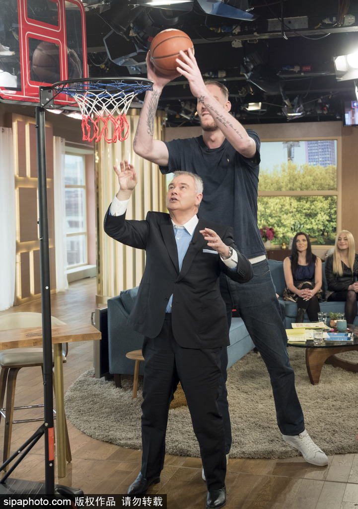 英國2米36巨人現身電視節目 站著扣籃嚇壞主持人