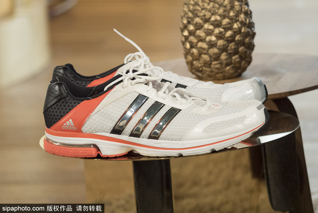 英國2米36巨人現身電視節目 站著扣籃嚇壞主持人