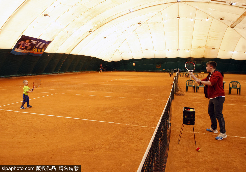 神奇！烏克蘭3歲男孩成最年輕網球注冊球員 打球有模有樣超可愛