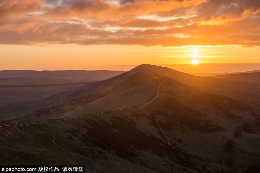 英國：德比郡天空現(xiàn)絕美日出 夢幻天空如臨仙境