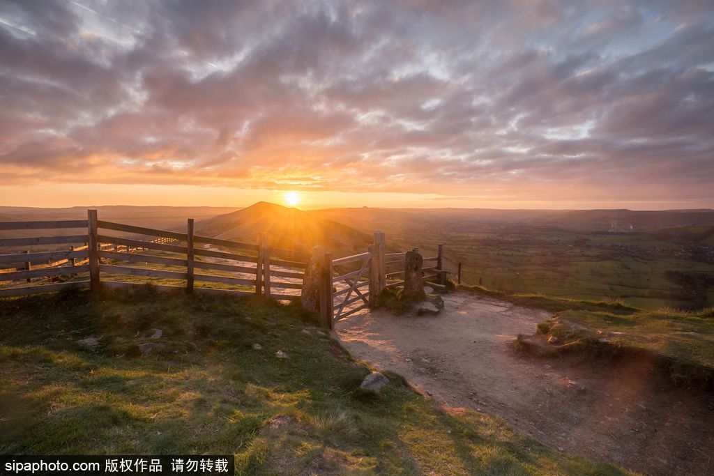 英國(guó)：德比郡天空現(xiàn)絕美日出 夢(mèng)幻天空如臨仙境