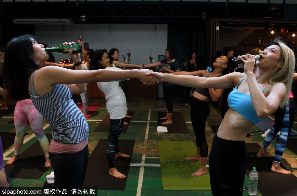 酒量差你別來(lái)！啤酒瑜伽風(fēng)靡全球 泰國(guó)瑜伽愛(ài)好者飲酒健身兩不耽誤