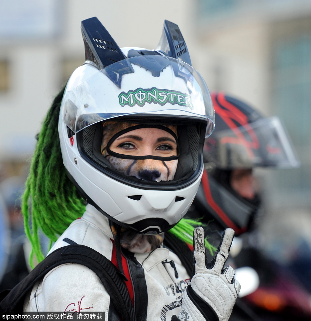 白俄羅斯舉行摩托車(chē)游行場(chǎng)面壯觀 騎手蝙蝠俠造型酷炫亮相