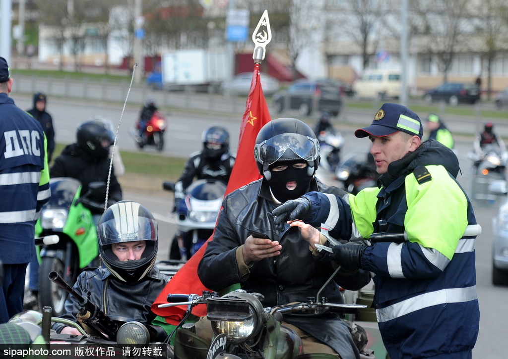白俄羅斯舉行摩托車游行場(chǎng)面壯觀 騎手蝙蝠俠造型酷炫亮相