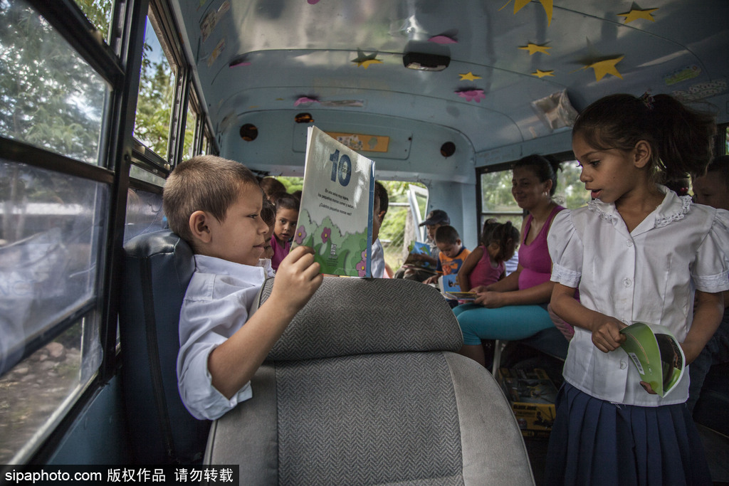 尼加拉瓜流動巴士圖書館 鄉(xiāng)村兒童“零距離”接觸知識