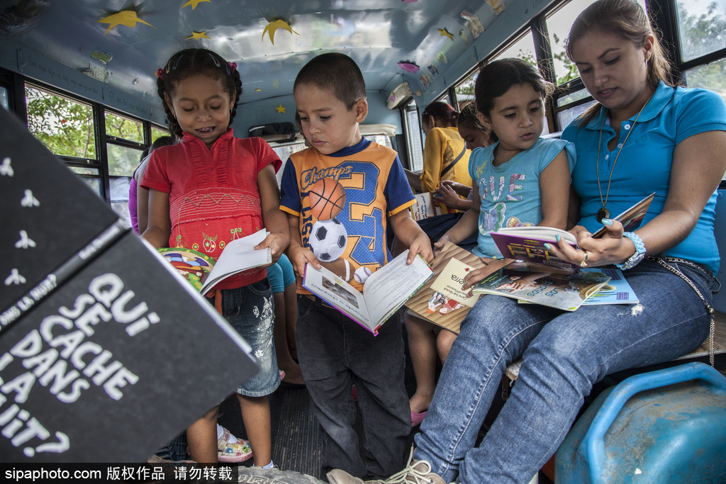 尼加拉瓜流動巴士圖書館 鄉村兒童“零距離”接觸知識